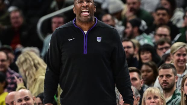 Sacramento Kings head coach Mike Brown calls a play