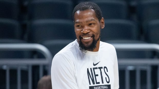 Kevin Durant warming up for the Nets.