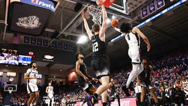 Gonzaga's Julius Strawther scores on a reverse lay-in against the Huskies.
