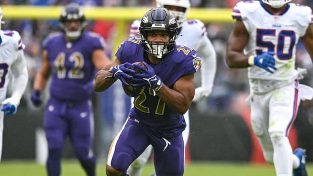 Ravens running back J.K. Dobbins (27) rushes during the second quarter of a game against the Bills.