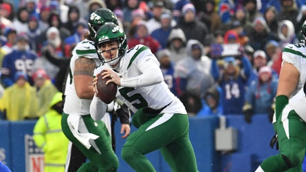 New York Jets QB Mike White rolls out against Buffalo Bills