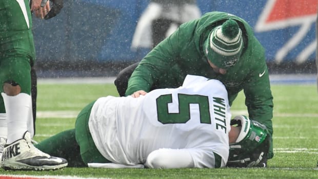 New York Jets QB Mike White visited by trainer after suffering injury vs. Buffalo Bills
