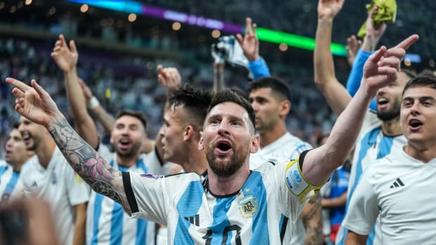 Leo Messi festeja tras ganar en Qatar