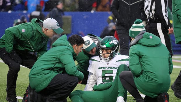 New York Jets QB Mike White visited by trainer after suffering injury against Buffalo Bills