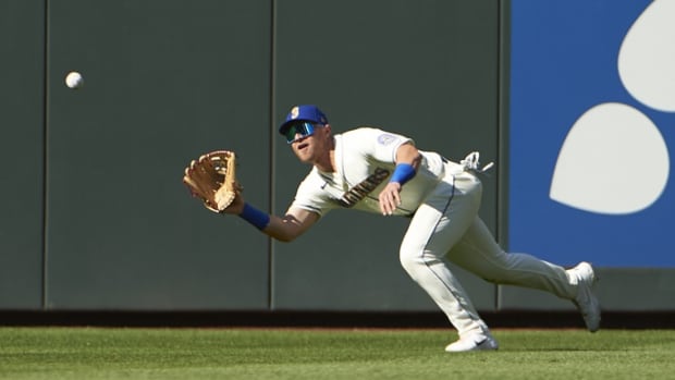 Seattle Mariners OF Jake Bauers makes diving catch