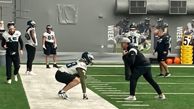 Dallas Goedert leads the tight end drills at Eagles practice on Dec. 15, 2022