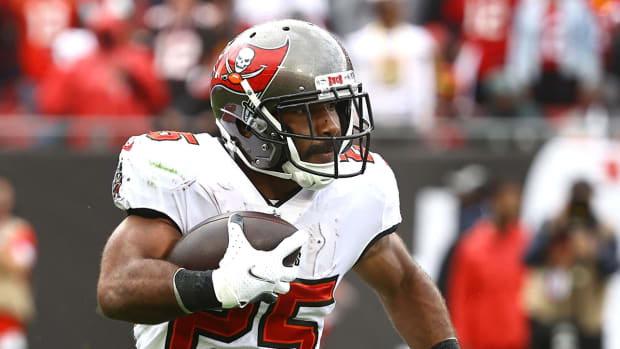 Buccaneers running back Giovani Bernard (25) runs with the ball against the Eagles.
