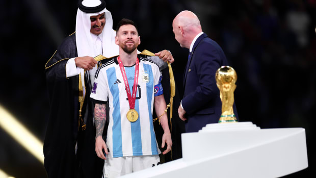 ¿Por qué Messi usó una "capa" al recibir el trofeo de la FIFA?