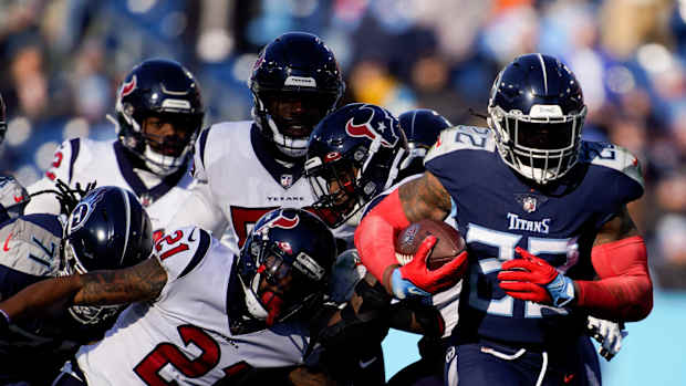 Tennessee Titans running back Derrick Henry (22) runs the ball for a touchdown during the first quarter at Nissan Stadium in Nashville, Tenn., Saturday, Dec. 24, 2022.