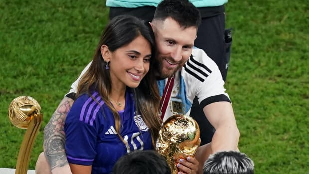 Leo Messi y Antonela tras recibir Copa del Mundo