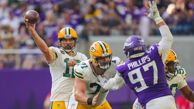 Aaron Rodgers throws a pass against the Vikings