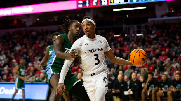 Cincinnati Bearcats guard Mika Adams-Woods (3) passes the ball during the first half of an NCAA men s college basketball game on Thursday, Dec. 29, 2022, at Fifth Third Arena in Cincinnati. The Bearcats defeated the Green Wave 88-77 with a crowd of 9,484. Tulane Green Wave At Cincinnati Bearcats Ncaa Basketball Dec 29