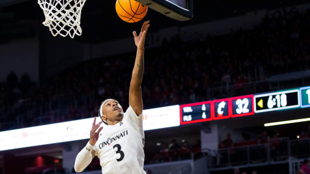 Cincinnati Bearcats guard Mika Adams-Woods (3) makes a layup during the first half of an NCAA men s college basketball game on Thursday, Dec. 29, 2022, at Fifth Third Arena in Cincinnati. The Bearcats defeated the Green Wave 88-77 with a crowd of 9,484. Tulane Green Wave At Cincinnati Bearcats Ncaa Basketball Dec 29