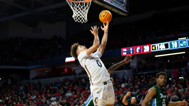 Cincinnati Bearcats guard Daniel Skillings (0) makes a layup during the first half of an NCAA men s college basketball game on Thursday, Dec. 29, 2022, at Fifth Third Arena in Cincinnati. The Bearcats defeated the Green Wave 88-77 with a crowd of 9,484. Tulane Green Wave At Cincinnati Bearcats Ncaa Basketball Dec 29