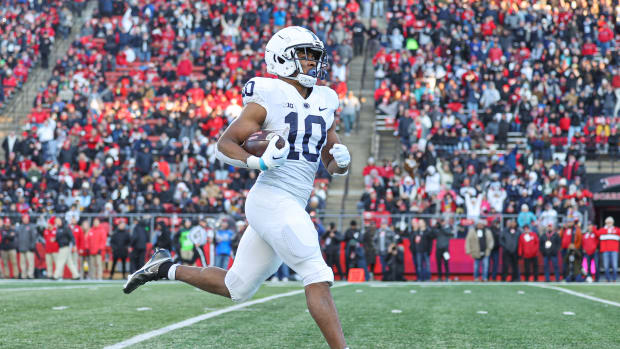 Penn State Nittany Lions running back Nicholas Singleton (10) returns a kickoff for a touchdown during the first half against the Rutgers Scarlet Knights at SHI Stadium.