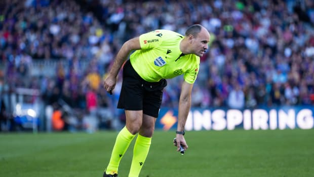 Referee Mateu Lahoz pictured during Barcelona's 1-1 draw with Espanyol in December 2022