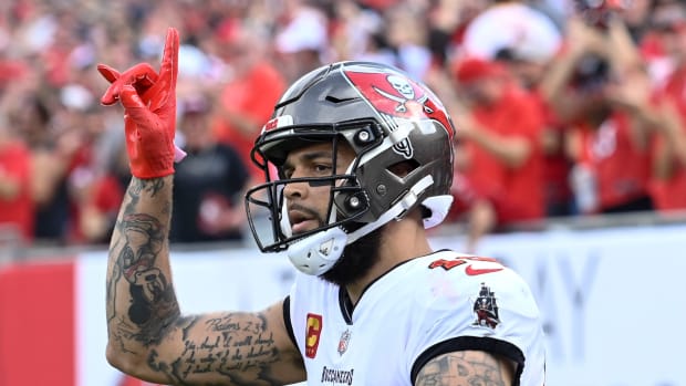 Mike Evans salutes the Tampa Bay crowd after the Bucs’ win.