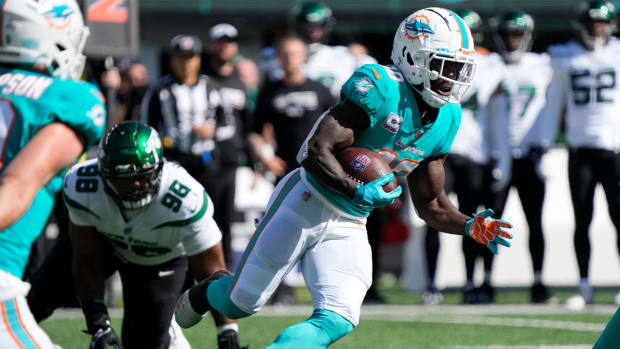 Dolphins wide receiver Tyreek Hill (10), runs with the ball against the Jets.