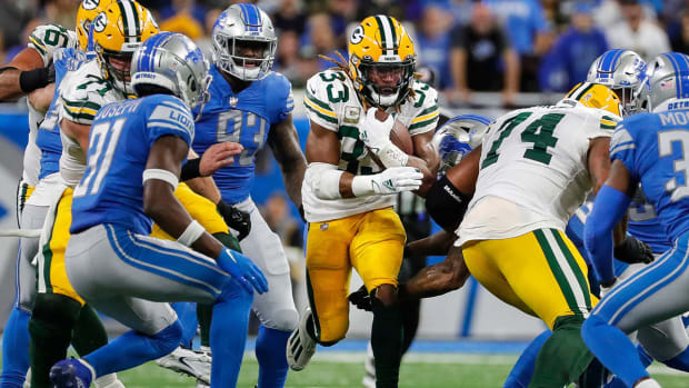 Aaron Jones runs up the middle against the Lions
