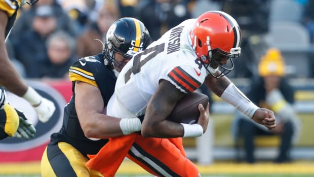 Steelers linebacker Alex Highsmith tackles Browns quarterback Deshaun Watson to the ground.