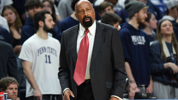 Mike Woodson assesses his team's execution of a play against the Penn State Nittany Lions.