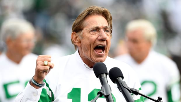 New York Jets QB Joe Namath yells Jets chant at MetLife Stadium