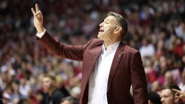 Alabama head coach Nate Oats signals a play against LSU at Coleman Coliseum in Tuscaloosa, AL on Saturday, Jan 14, 2023.