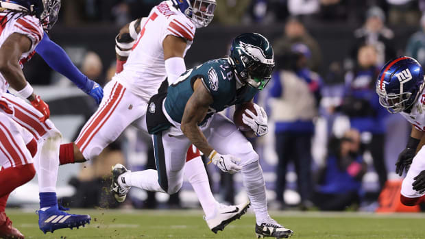 Eagles running back Miles Sanders carries the ball against the Giants in the NFC divisional round.