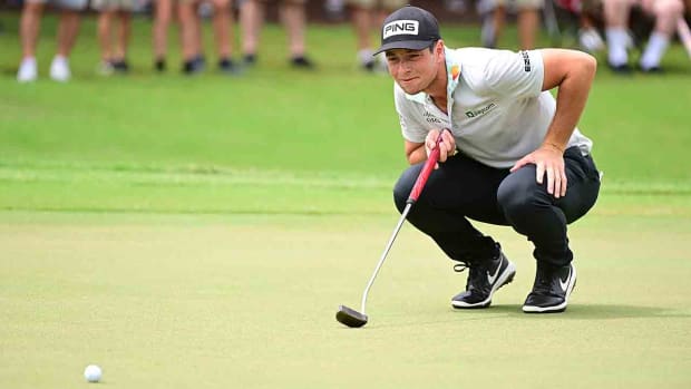Viktor Hovland lines up a putt at the 2022 Tour Championship.