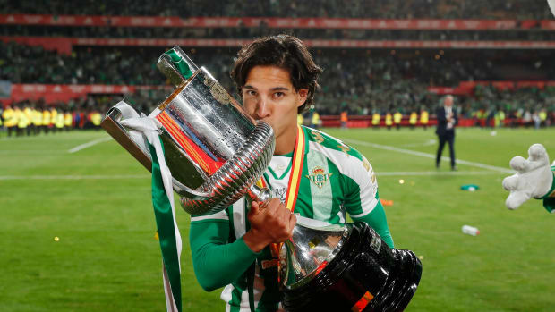 Diego Lainez con la Copa del Rey