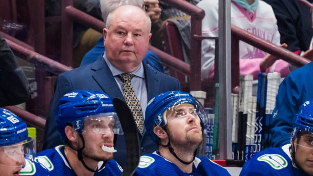 Bruce Boudreau behind the bench with the Canucks