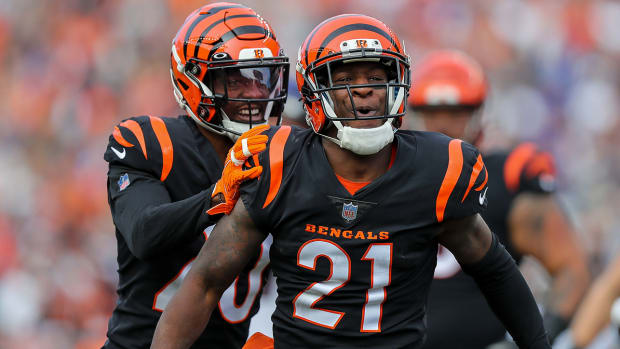 Bengals cornerback Mike Hilton (21) reacts after stopping a play against the Ravens with cornerback Eli Apple (20) in the first half at Paul Brown Stadium.