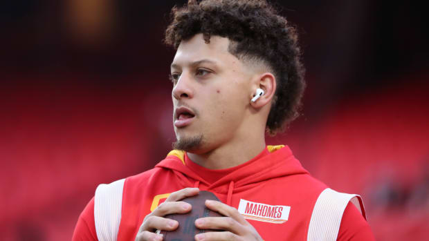 KANSAS CITY, MO - JANUARY 21: Kansas City Chiefs quarterback Patrick Mahomes (15) before an AFC divisional playoff game between the Jacksonville Jaguars and Kansas City Chiefs on January 21, 2023 at GEHA Field at Arrowhead Stadium in Kansas City, MO. (Photo by Scott Winters/Icon Sportswire) NFL, American Football Herren, USA JAN 21 AFC Divisional Playoffs - Jaguars at Chiefs Icon2301210059