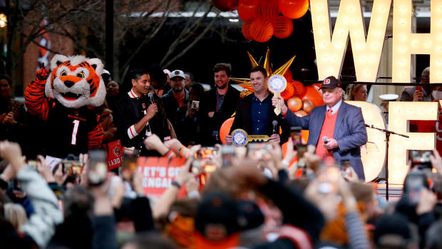 Cincinnati Bengals team president Mike Brown raises a key to the city, along side Cincinnati Bengals head coach Zac Taylor and Mayor Aftab Pureval as Cincinnati Bengals fans celebrate the team's Super Bowl 56 appearance and second-place finish, Sunday, Feb. 16, 2022, at Washington Park in Cincinnati. Cincinnati Bengals Fan Rally Feb 16 1035