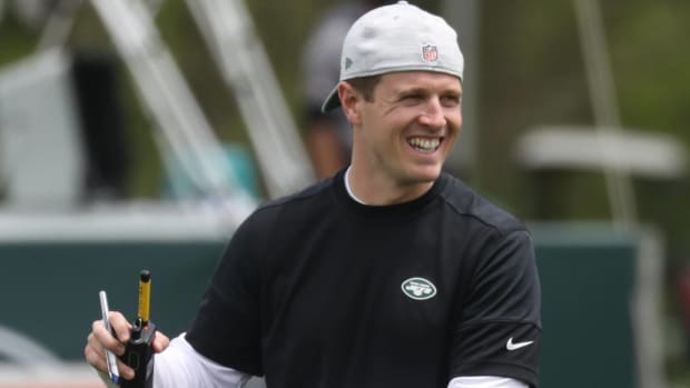 Jets offensive coordinator Mike LaFleur smiles during an offseason practice.