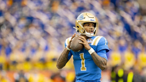 UCLA Bruins quarterback Dorian Thompson-Robinson (1) throws ball against the Pittsburgh Panthers defense in the first half in the 2022 Sun Bowl at Sun Bowl.