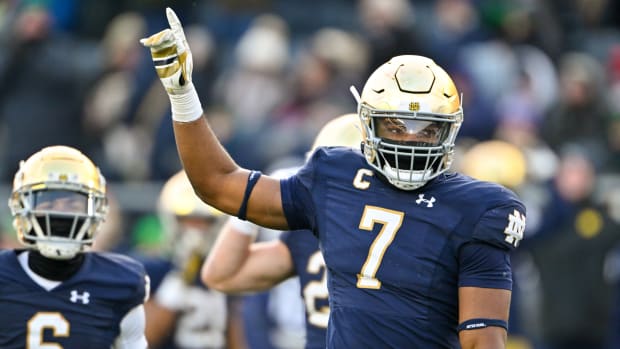Notre Dame Fighting Irish defensive lineman Isaiah Foskey (7) acknowledges the crowd after a sack in the second quarter against the Boston College Eagles.
