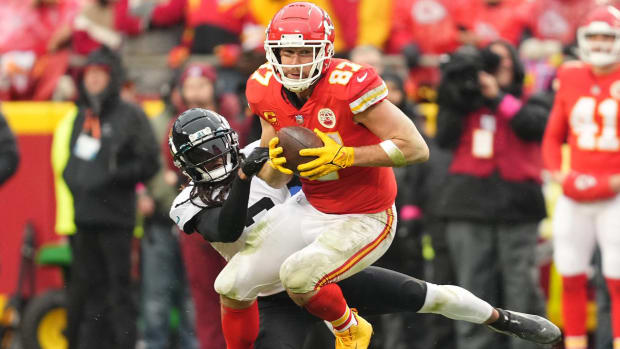 Chiefs tight end Travis Kelce runs with the football in a game vs. the Jaguars.