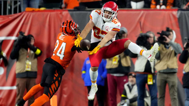 Dec 4, 2022; Cincinnati, Ohio, USA; Cincinnati Bengals safety Vonn Bell (24) defends a pass intended for Kansas City Chiefs tight end Travis Kelce (87) in the second quarter of a Week 13 NFL game at Paycor Stadium. Mandatory Credit: Kareem Elgazzar-USA TODAY Sports