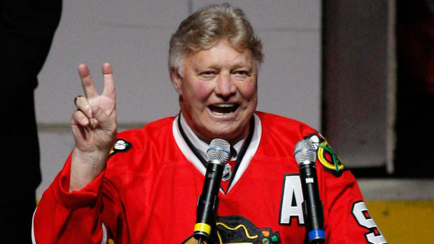 Blackhawks legend Bobby Hull speaks at an event at the United Center in 2008.