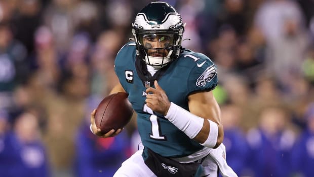 Eagles quarterback Jalen Hurts runs with the ball in a game vs. the Giants.
