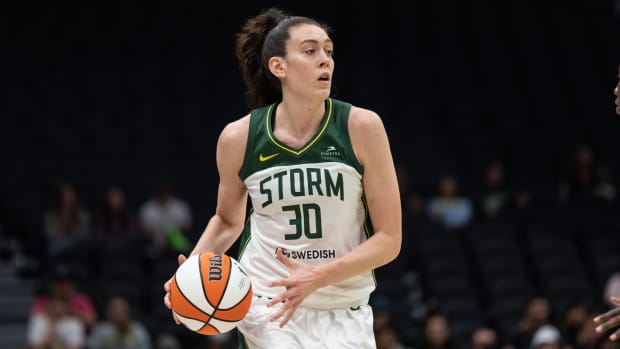 Breanna Stewart dribbles the ball against the New York Liberty, who she decided to play for at the start of WNBA free agency in 2023.