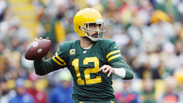 Green Bay Packers QB Aaron Rodgers throws pass against New York Jets