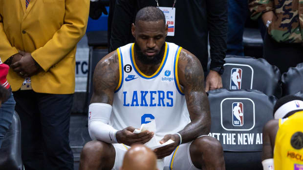 Lakers forward LeBron James (6) sits on the bench during a time out in a game against the Pelicans.