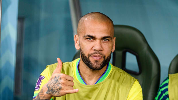 Dani Alves hace una señal de saludo con Brasil en Qatar 2022