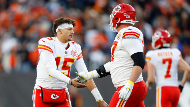 Patrick Mahomes shakes hand of Chiefs offensive lineman Andrew Wylie.