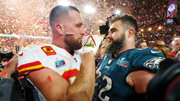 Jason y Travis Kelce se reúnen al final del Super Bowl
