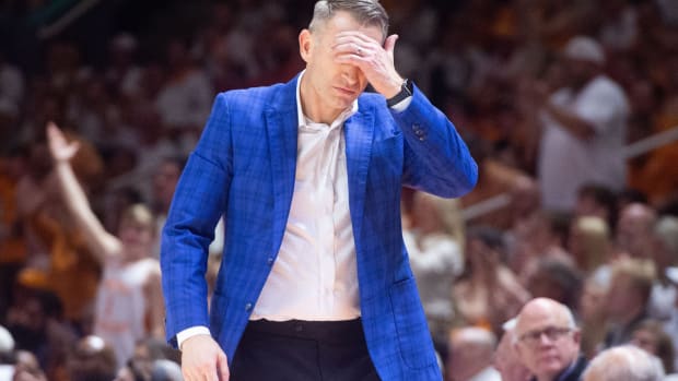 Alabama head coach Nate Oats put his hand on his forehead after the Volunteers scored during a basketball game between the Tennessee Volunteers and the Alabama Crimson Tide held at Thompson-Boling Arena in Knoxville, Tenn., on Wednesday, Feb. 15, 2023.