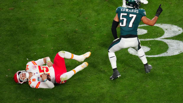Patrick Mahomes en el suelo tras ser parado por Edwards de los Eagles en el Super Bowl.