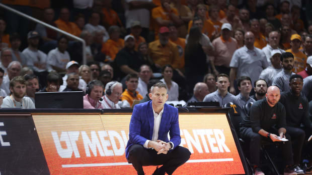Alabama Crimson Tide head coach Nate Oats during the first half against the Tennessee Volunteers at Thompson-Boling Arena.